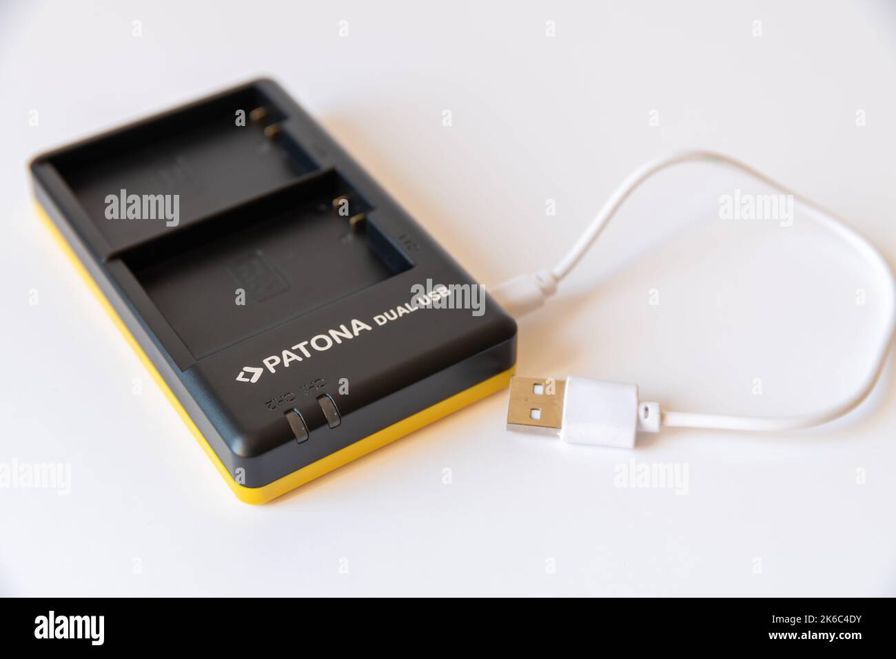 Caricabatteria doppio a marchio Patona per batteria per fotocamera digitale con alimentatore USB Foto Stock