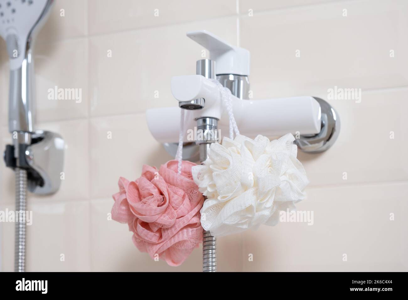 Interno di un moderno soffione doccia in un bagno di casa. Bagno dal design moderno. Bagno bianco, doccia Foto Stock