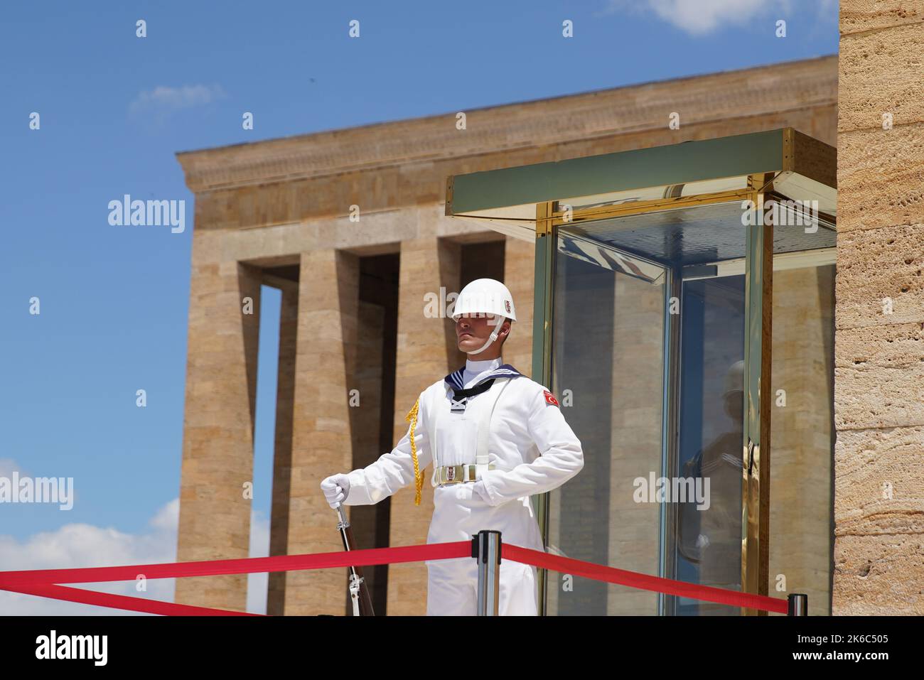 ANKARA, TURKIYE - 14 LUGLIO 2022: Soldato è guardia in Anitkabir dove si trova il mausoleo di Ataturk, il fondatore e primo presidente della Repubblica Foto Stock