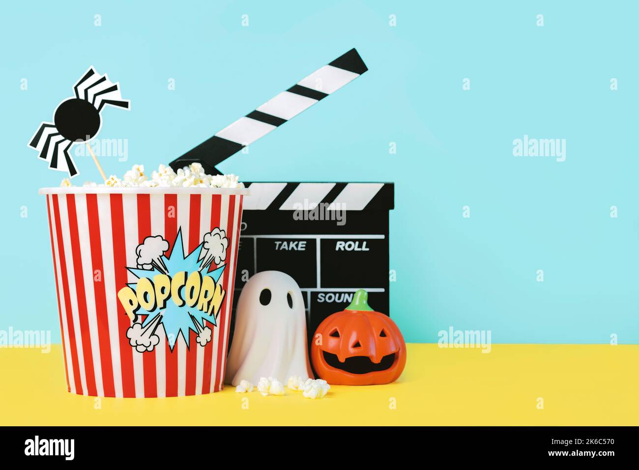 Sfondo concetto di Halloween. Cartellone del film con popcorn, divertente zucca di Halloween e fantasma di Halloween su sfondo blu. Film di Halloween conc Foto Stock