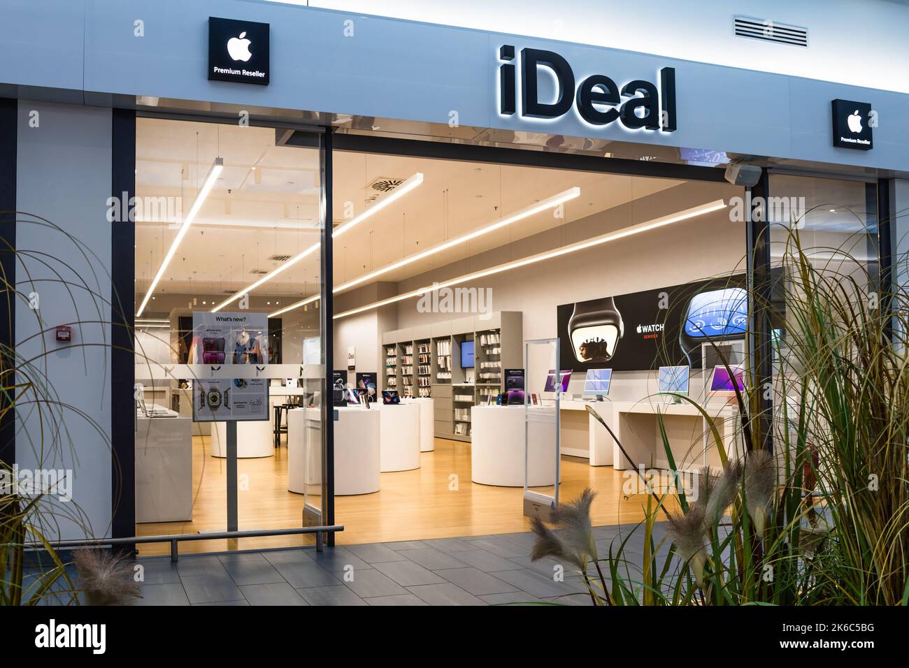 Il più grande negozio IDEALE di prodotti Apple autorizzato. Kaunas, Lituania, 27 settembre 2022 Foto Stock