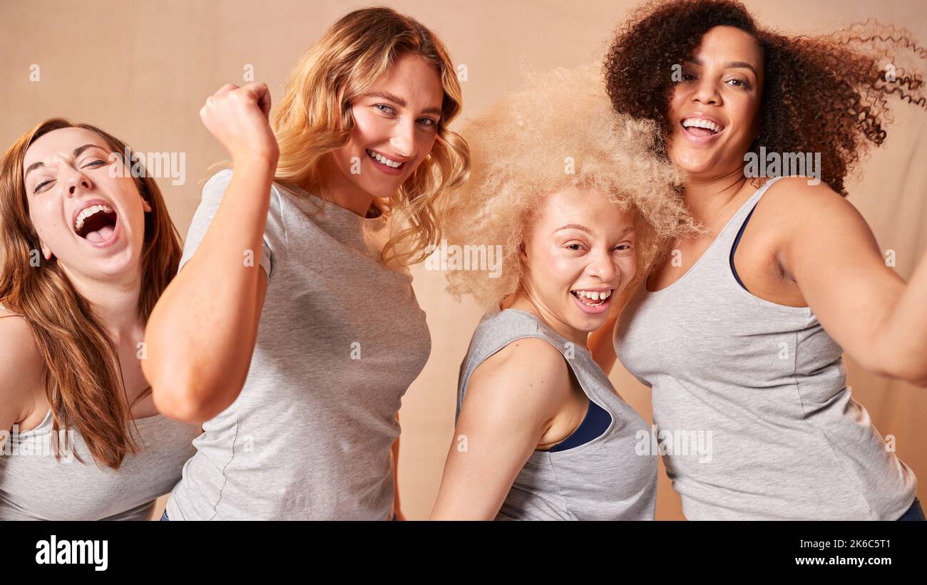 Gruppo di diverse donne vestite casualmente amici uno con arto protesico promuovere la positività del corpo Foto Stock