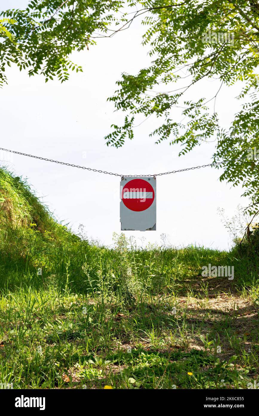 Indicazione di direzione vietata su una strada di campagna a Belvedere Fogliense vicino Pesaro e Urbino nelle Marche Foto Stock