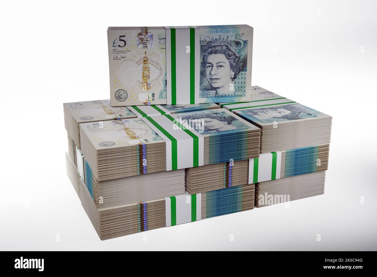 Pile pile di denaro del Regno Unito pile di pile di british Polymer £5 banconote pacchi di cinque sterline Foto Stock
