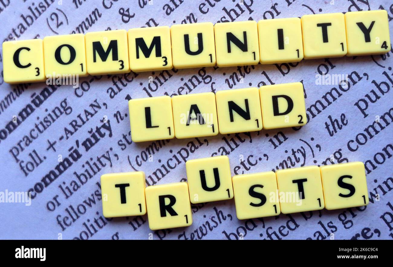 Community Land Trusts, CLT, veicoli per lo sviluppo di nuove case, in Inghilterra, Regno Unito - scritto in lettere Scrabble Foto Stock