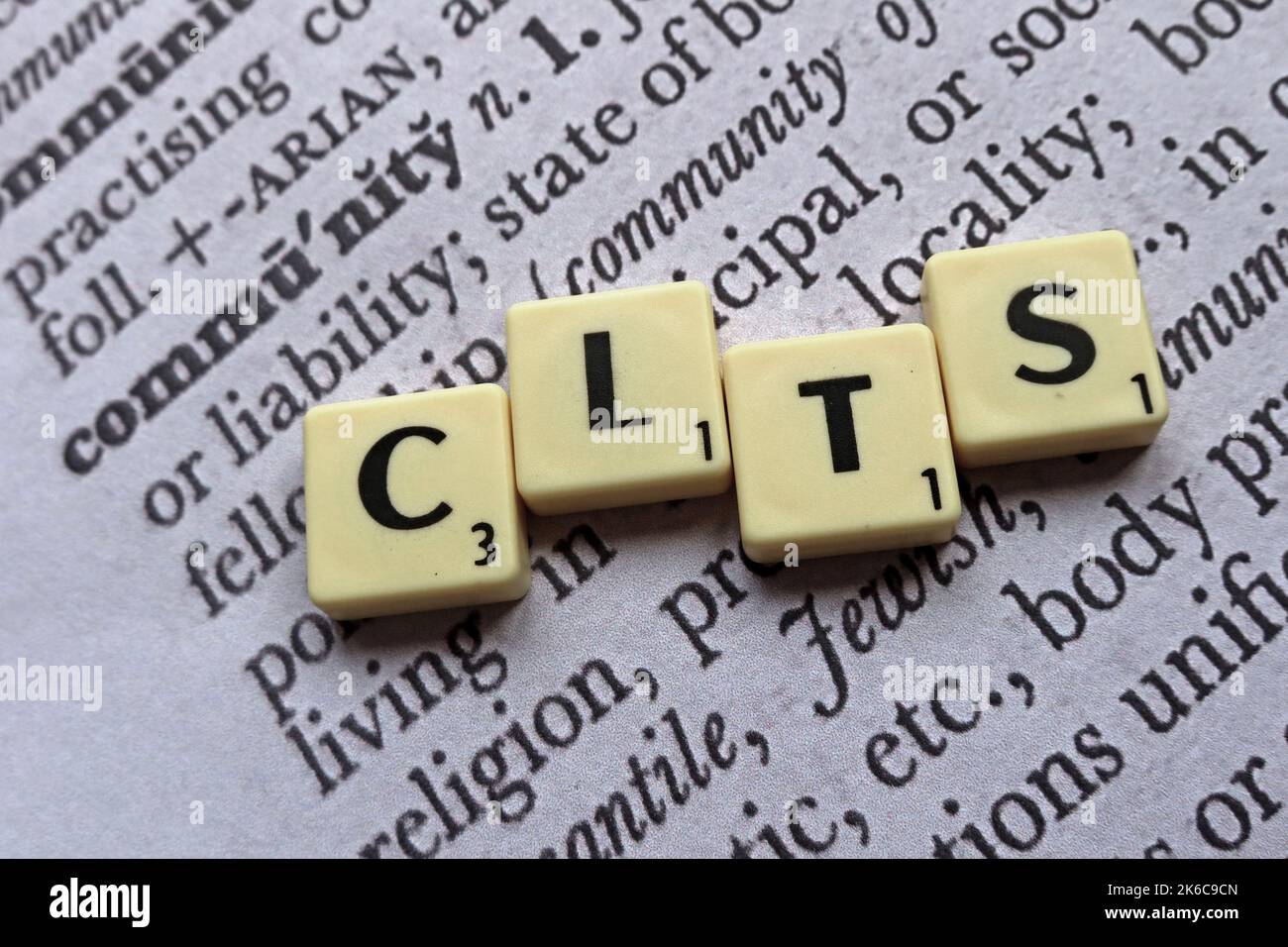 Community Land Trusts, CLT, veicoli per lo sviluppo di nuove case, in Inghilterra, Regno Unito - scritto in lettere Scrabble Foto Stock