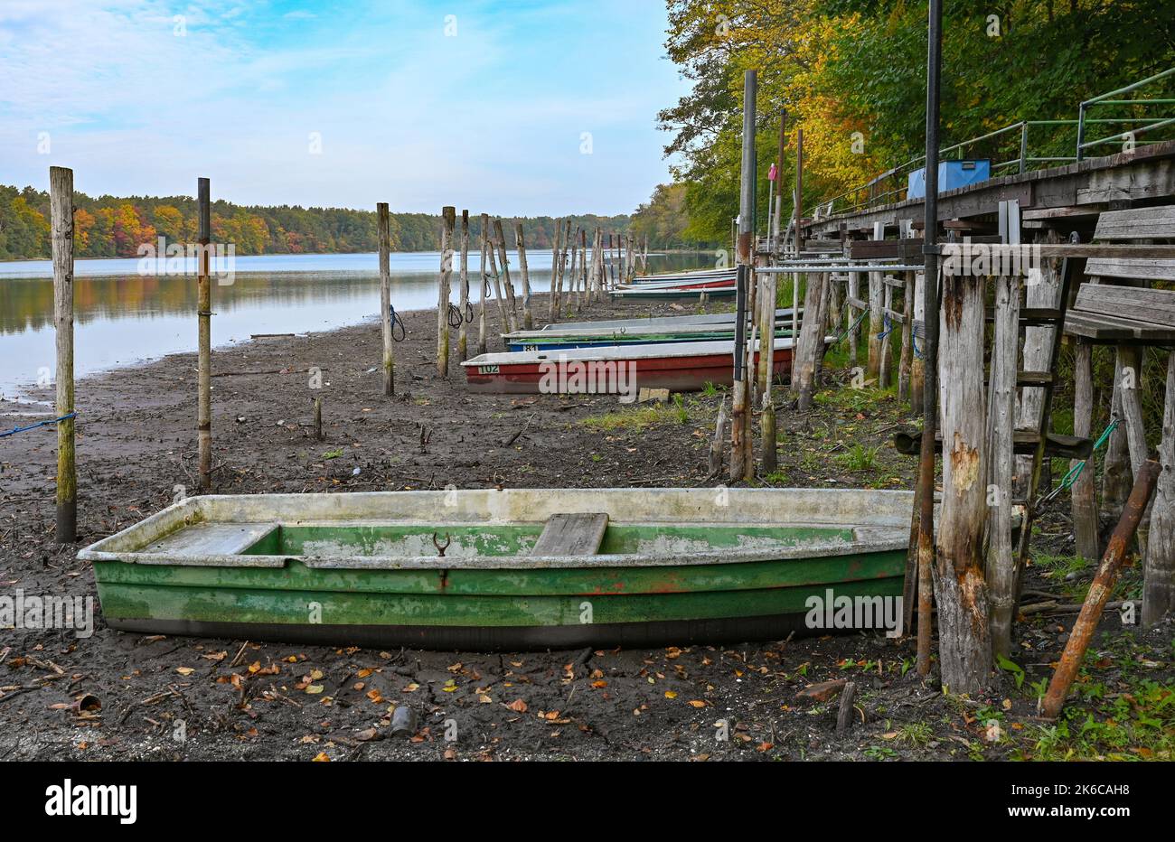 Strausberg, Germania. 13th Ott 2022. Un molo si trova a quasi due metri dalle barche, che da tempo sono state asciutte sulla punta meridionale del lago di Straussee. Per anni, il livello del lago Straussee ad est di Berlino è in costante calo. Credit: Patrick Pleul/dpa/Alamy Live News Foto Stock