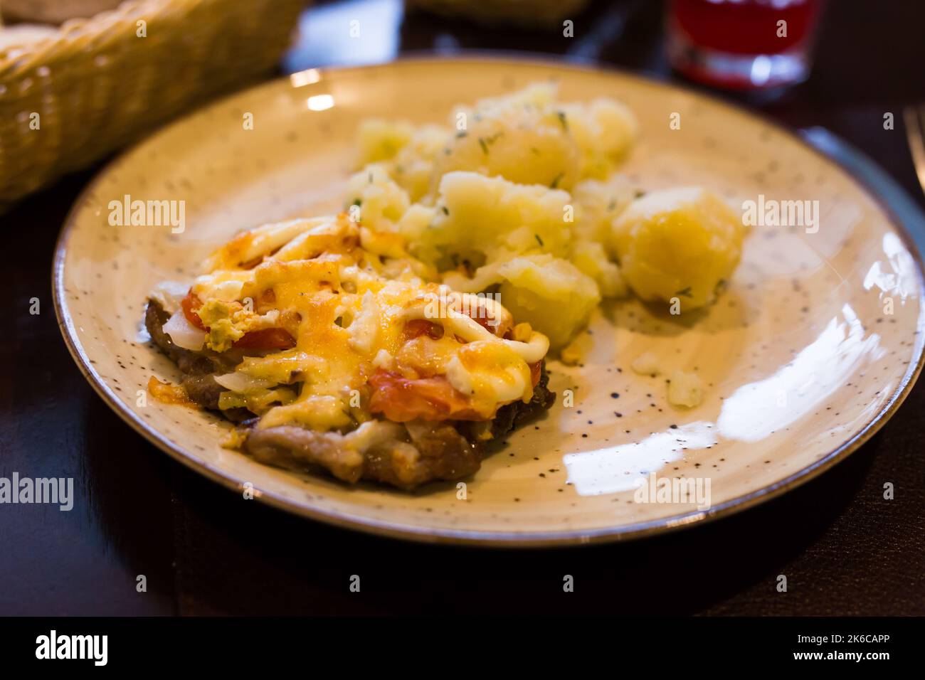 carne al forno con formaggio e patate bollite servita su un piatto nel ristorante Foto Stock