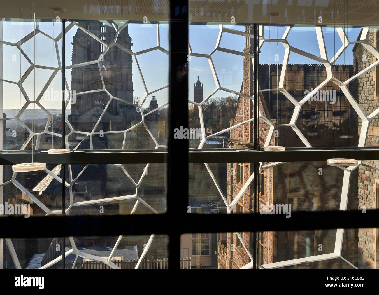Guardando fuori dal livello superiore. Università di Bristol: Fry Building, Bristol, Regno Unito. Architetto: Wilkinson Eyre Architects, 2020. Foto Stock