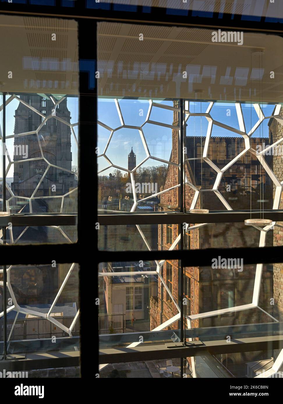 Guardando fuori dal livello superiore. Università di Bristol: Fry Building, Bristol, Regno Unito. Architetto: Wilkinson Eyre Architects, 2020. Foto Stock