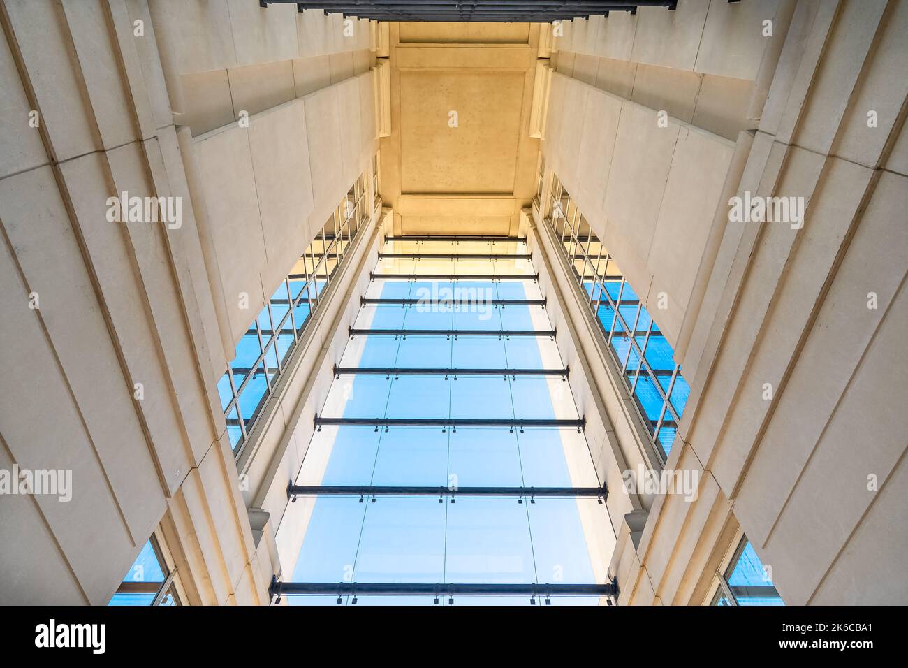 Edificio dell'Occitanie Regional Hotel a Montpellier, Francia, sulle rive del fiume Lez. Foto Stock