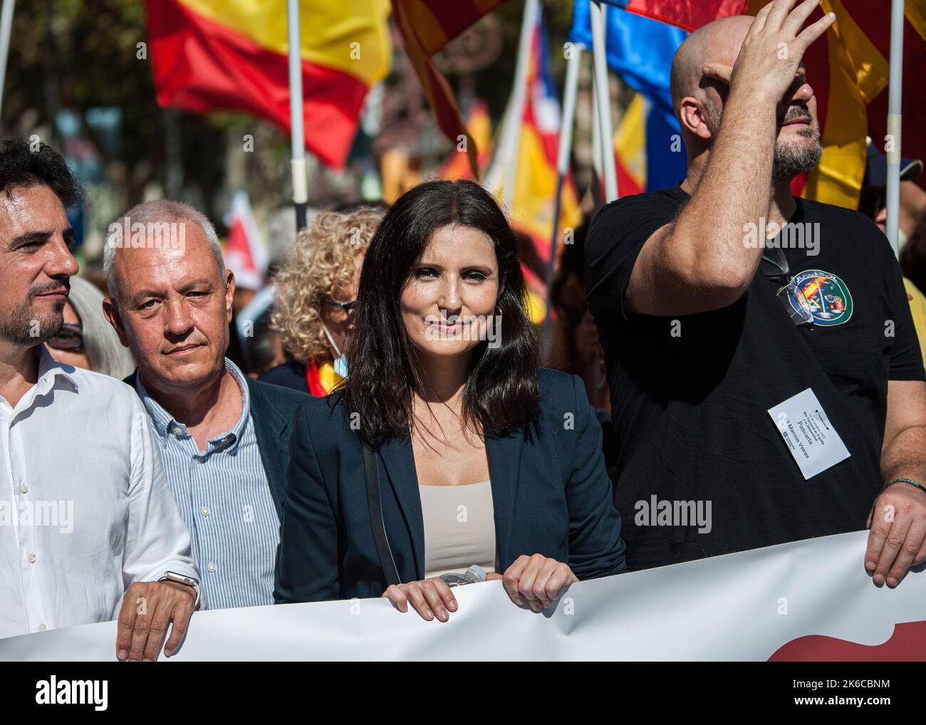 Barcellona, Spagna. 12th Ott 2022. Lorena Bernal (C), portavoce del Partito popolare in Catalogna visto durante la parata del giorno ispanico. 12 ottobre, Giornata Nazionale della Spagna. L'origine di questa vacanza risale al 15th ° secolo, quando il 12 dicembre 1492, Cristoforo Colombo e il suo equipaggio sbarcarono sulla costa di Guanahani (Bahamas). Colombo pensò di aver raggiunto le Indie, ma in realtà scoprì il nuovo continente, l'America. Questa data è l'esaltazione del nazionalismo spagnolo. Credit: SOPA Images Limited/Alamy Live News Foto Stock