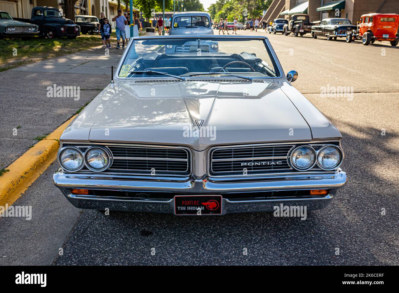 Falcon Heights, MN - 19 giugno 2022: Vista frontale in alta prospettiva di un Pontiac LeMans 1964 convertibile in occasione di una fiera automobilistica locale. Foto Stock