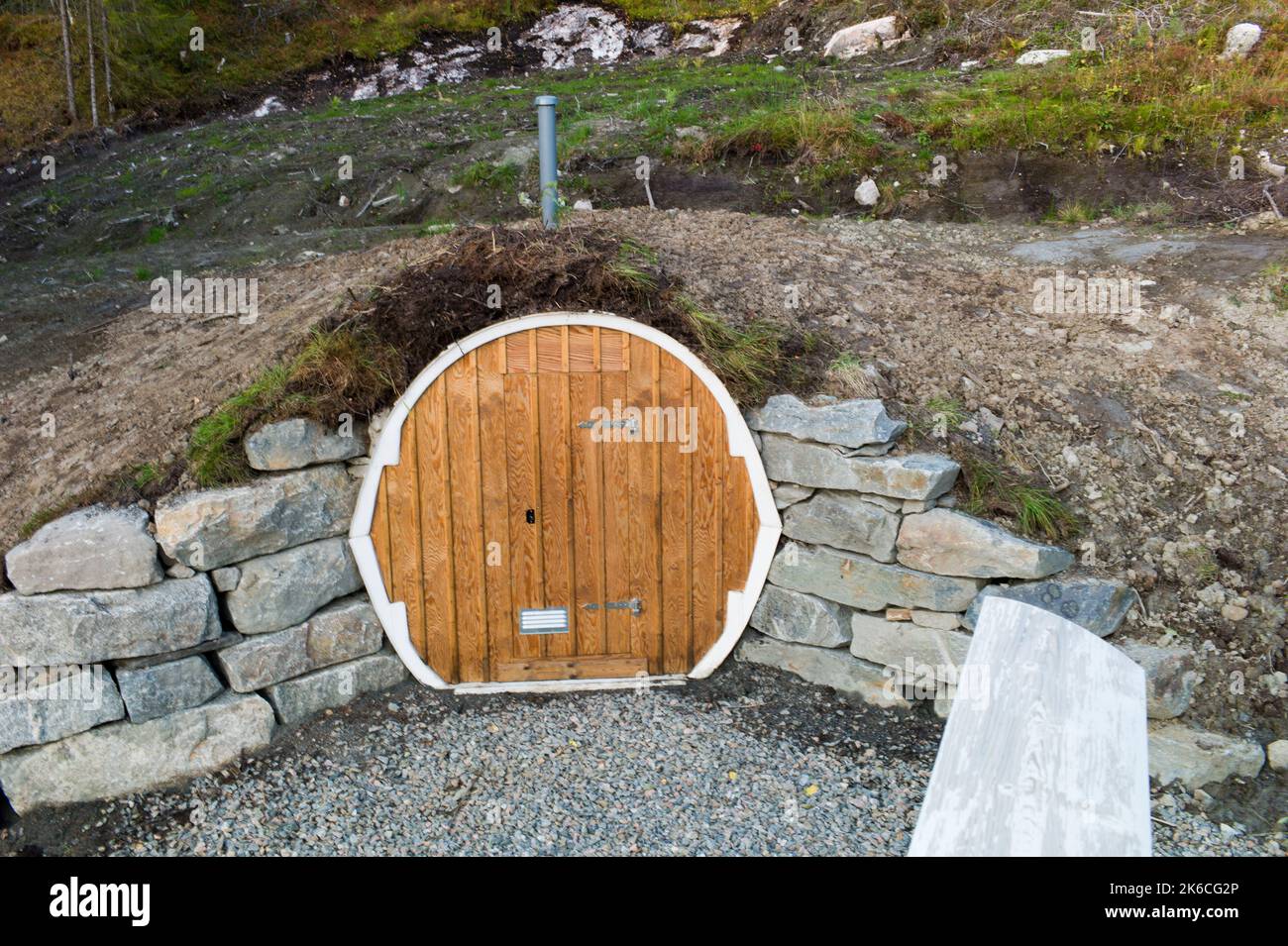 Deposito di cibo costruito in lato di collina in Norvegia Foto Stock