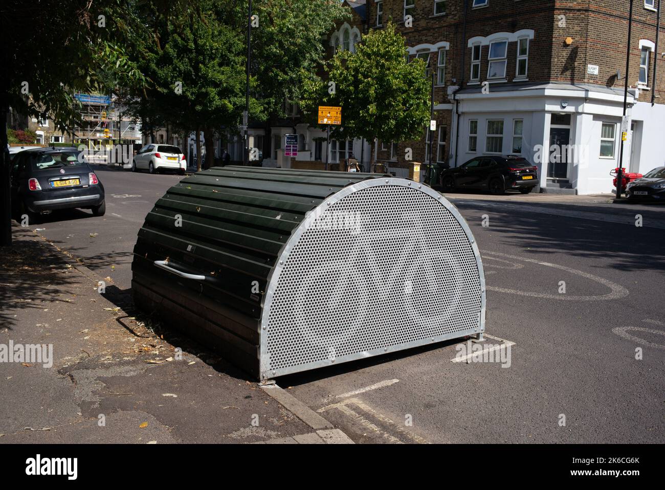 Una stazione di hangar per biciclette a Highbury islington London UK. Foto Stock