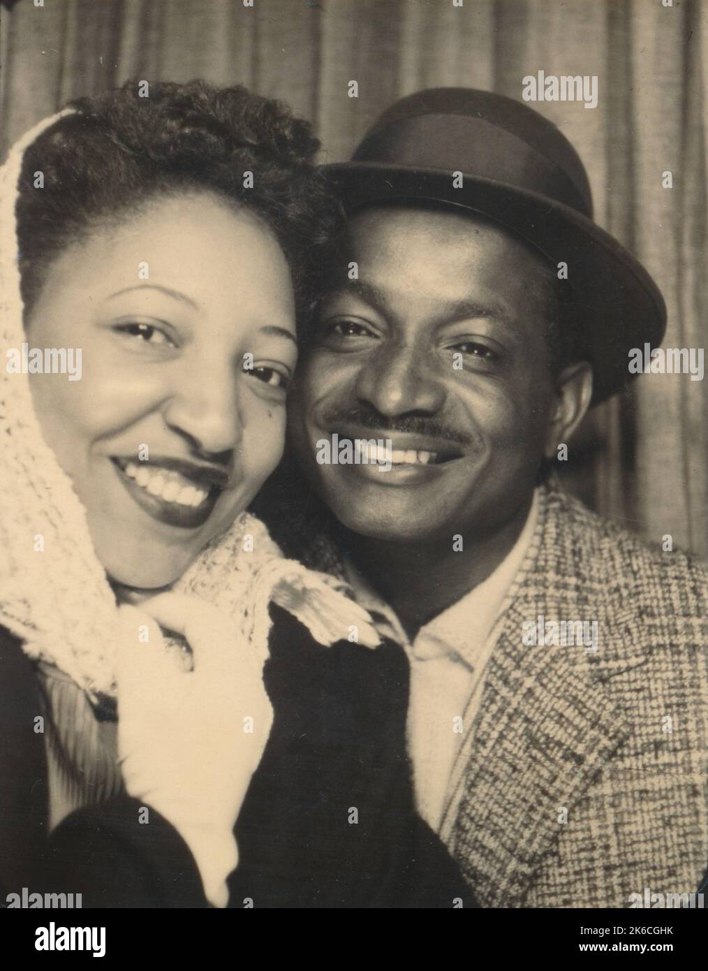 Coppia sorridente allo stand fotografico 1940s New Orleans Foto Stock