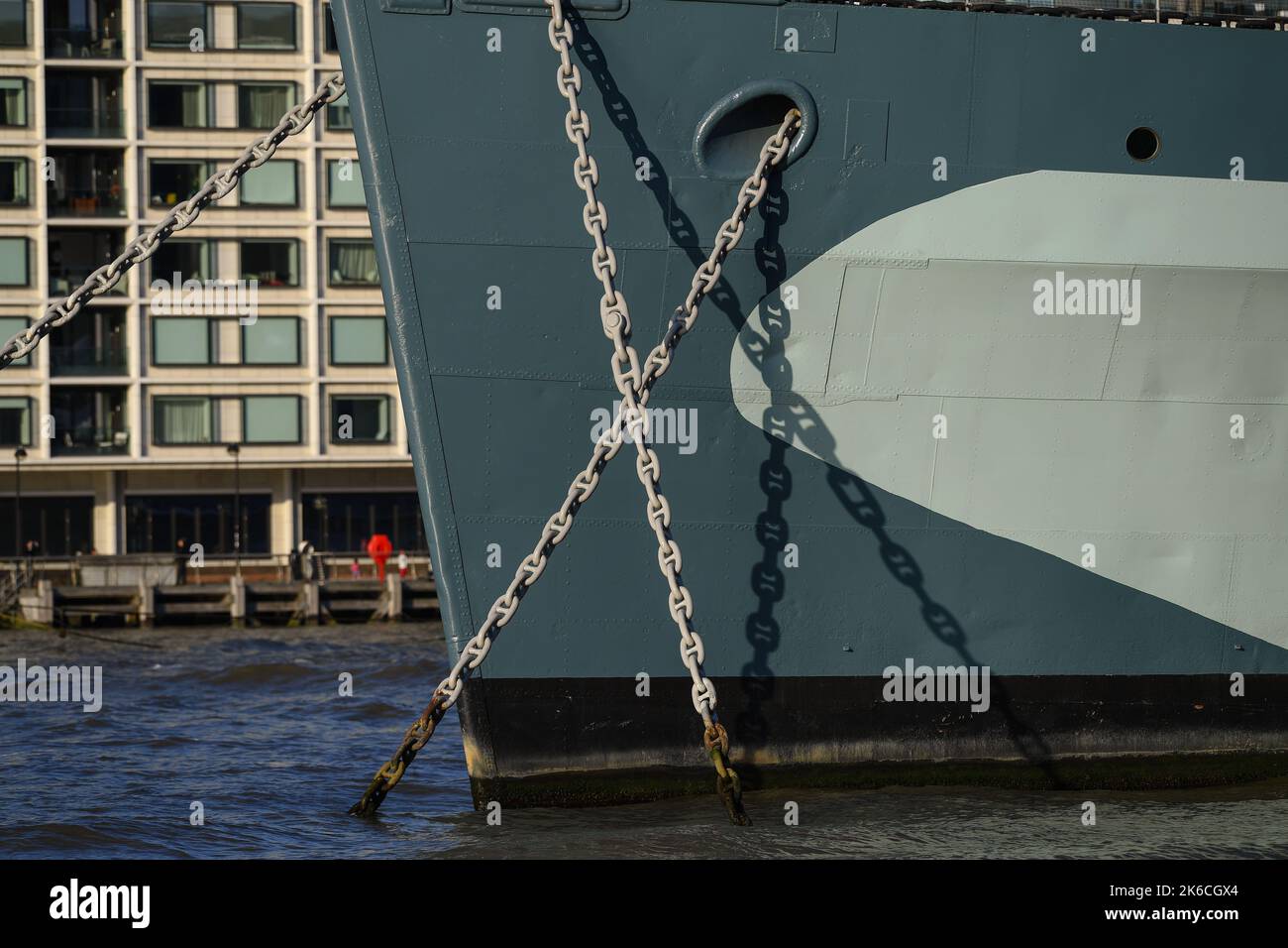 Un primo piano delle catene di ancoraggio di HMS Belfast ormeggiato come una nave museo sul Tamigi Londra UK. Foto Stock