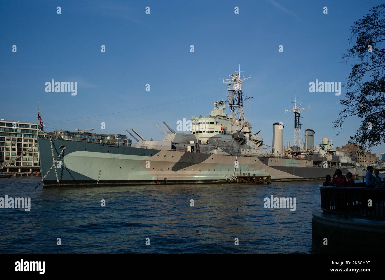 Una vista grandangolare di HMS Belfast catturato in una giornata di sole con cielo blu e spazio copia ormeggiato sul Tamigi Londra UK. Foto Stock