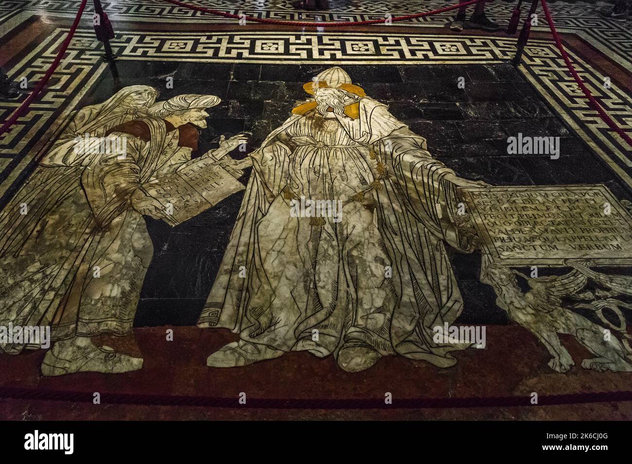 SIENA, ITALIA - 14 SETTEMBRE 2018: È un frammento del mosaico marmoreo della cattedrale di Siena (Hermes Trismegistus). Foto Stock