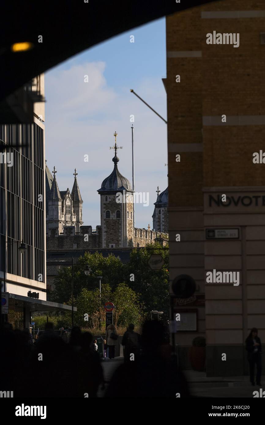 Torre di Londra vista attraverso il sottopassaggio da Crosswall verso Peppys Street London UK. Foto Stock