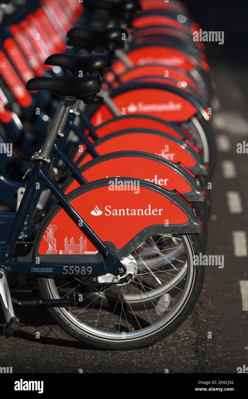 Rows of Santander sponsorizzato noleggio biciclette primo piano parcheggiato vicino alla Torre di Londra UK. Foto Stock