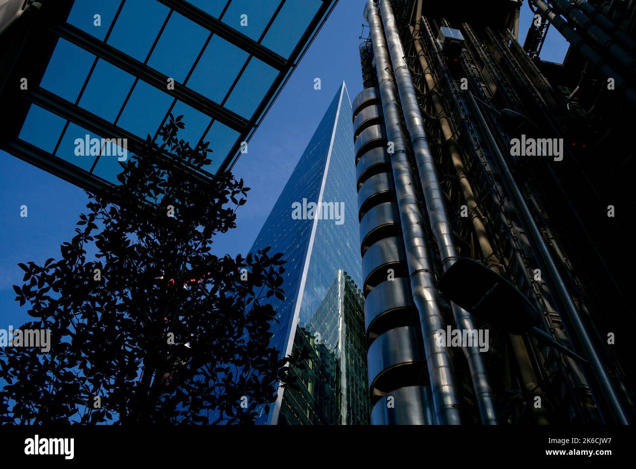 Basso colpo angolato dei grattacieli nel quartiere finanziario di Londra UK. lloyds Building, il Scalpel il miglio quadrato. Foto Stock