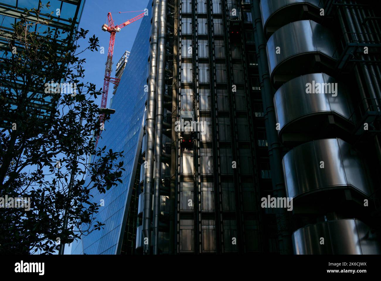 Basso colpo angolato dei grattacieli nel quartiere finanziario di Londra UK. lloyds Building, il Scalpel il miglio quadrato. Foto Stock