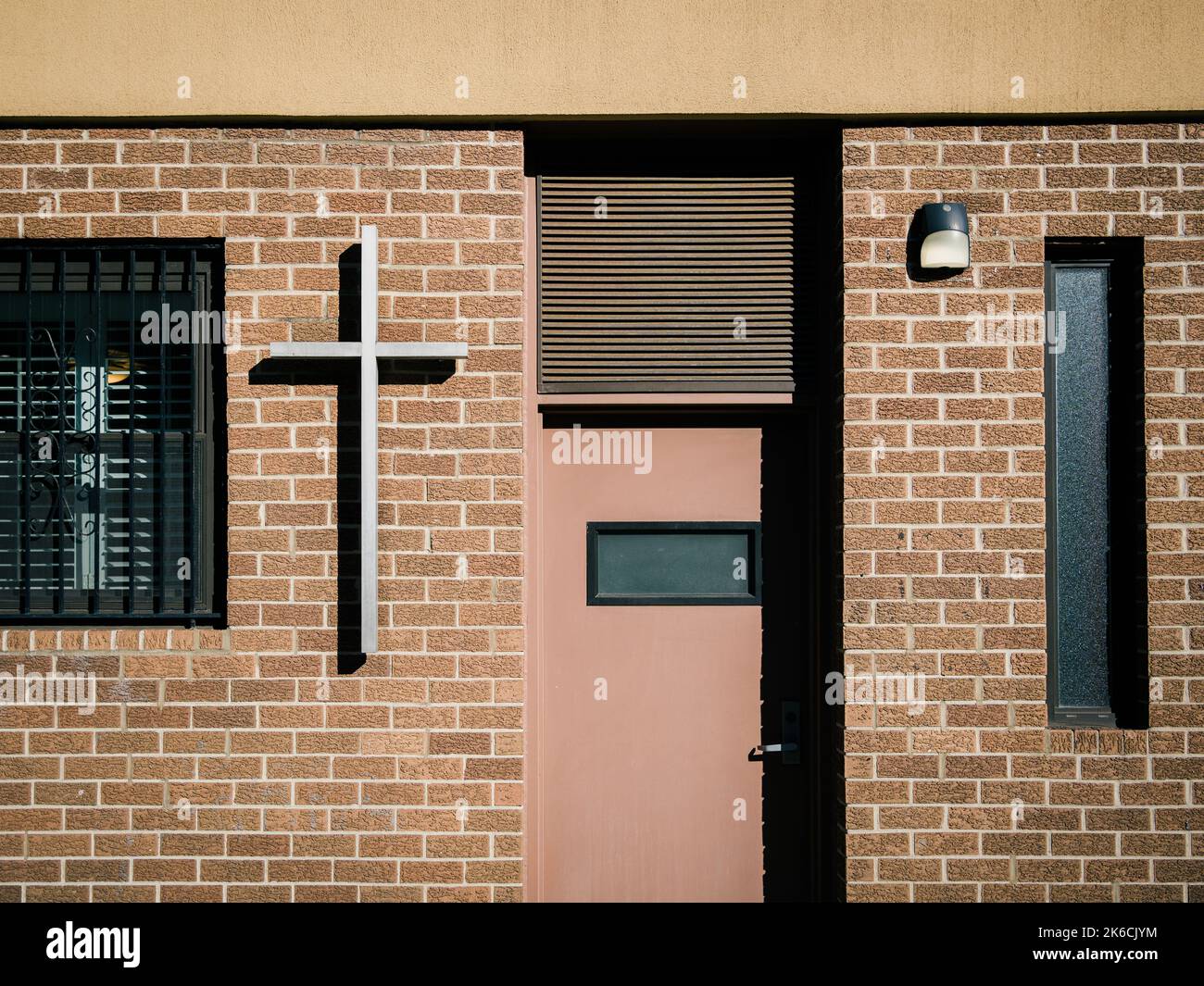 Attraversa l'esterno di una chiesa a Crown Heights, Brooklyn, New York Foto Stock