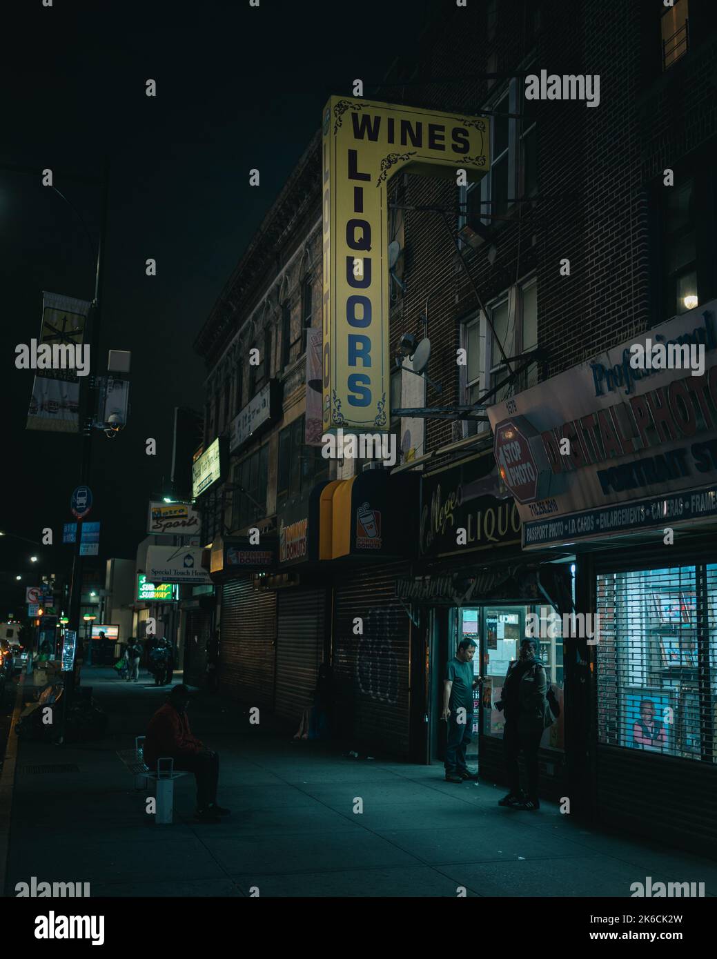 College Wine & Liquors vintage segno di notte, Brooklyn, New York Foto Stock