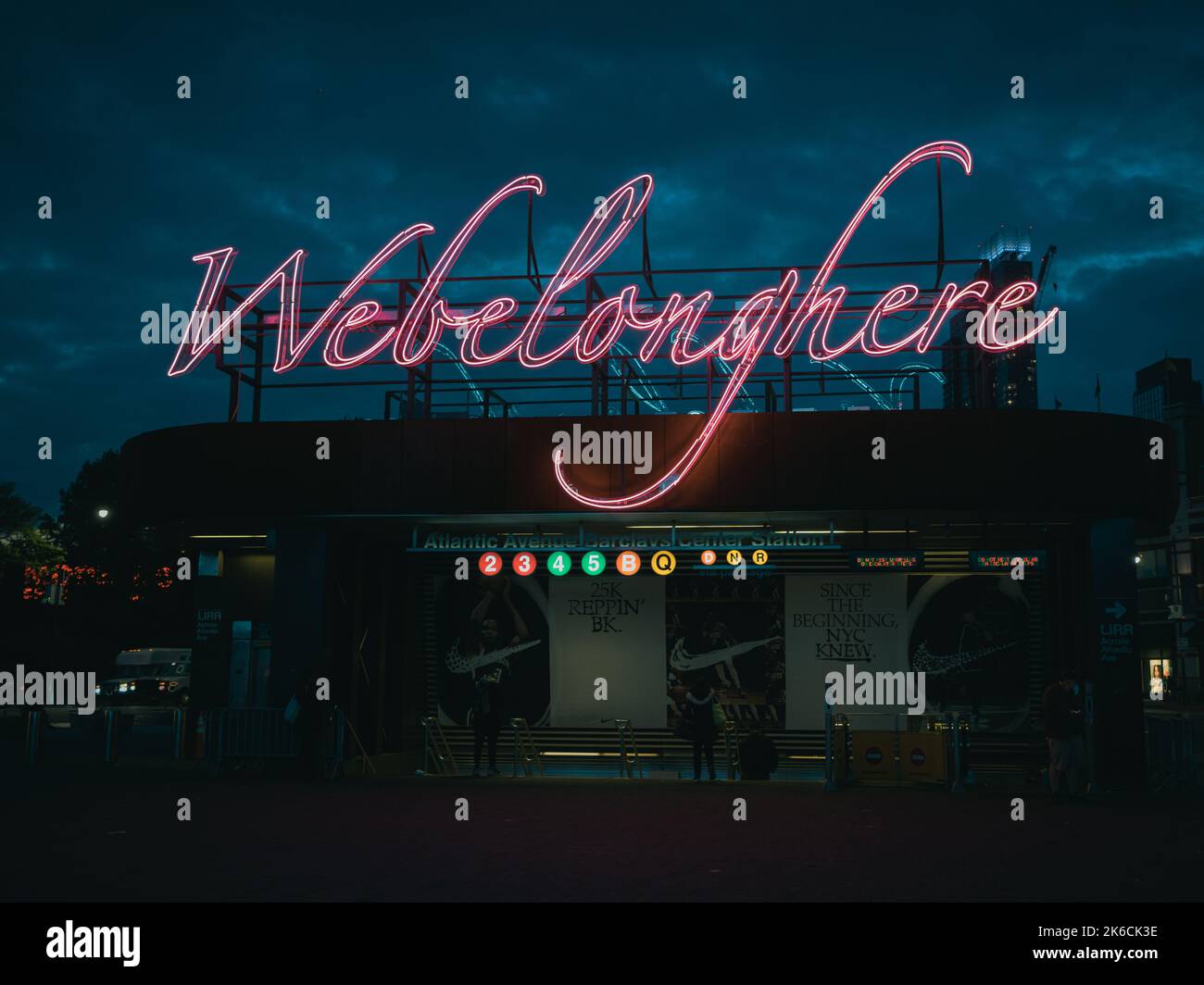 Apparteniamo qui neon segno di notte, ad Atlantic Ave - Barclays Center stazione, Brooklyn, New York Foto Stock