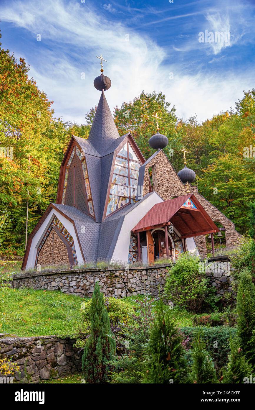 La costruzione della Chiesa Ortodossa sullo sfondo della foresta autunnale. Foto Stock