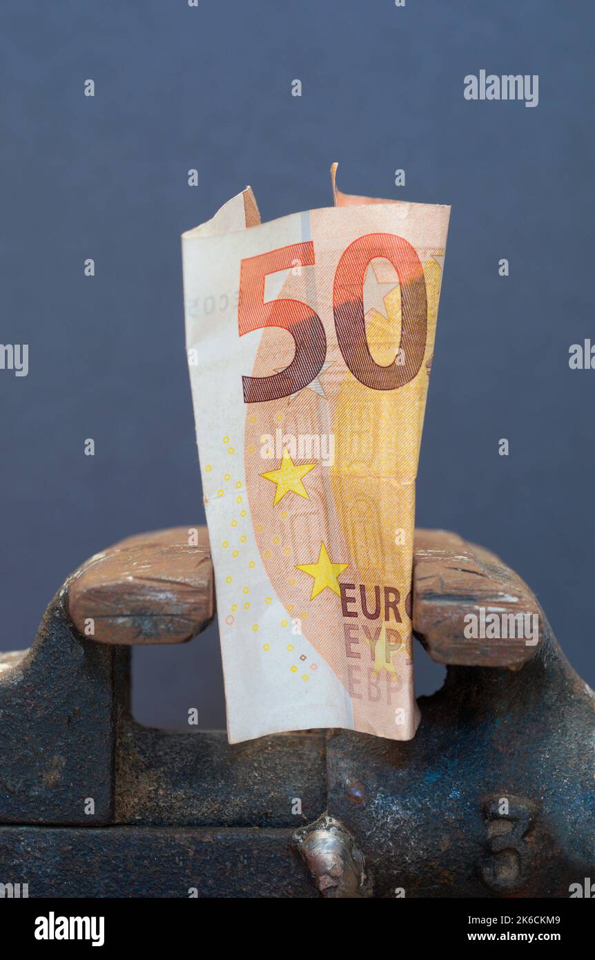 50 euro di banconote schiacciate tra le mandibole di una morsa Foto Stock