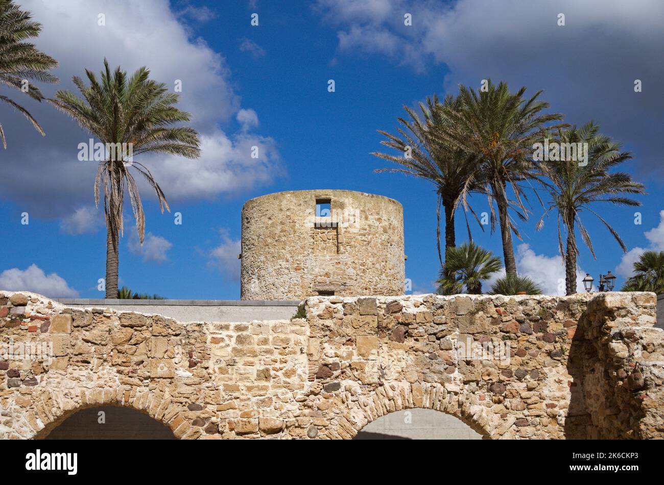 Le pareti e la torre di fortificazione di Alghero, Sardegna, Italia Foto Stock