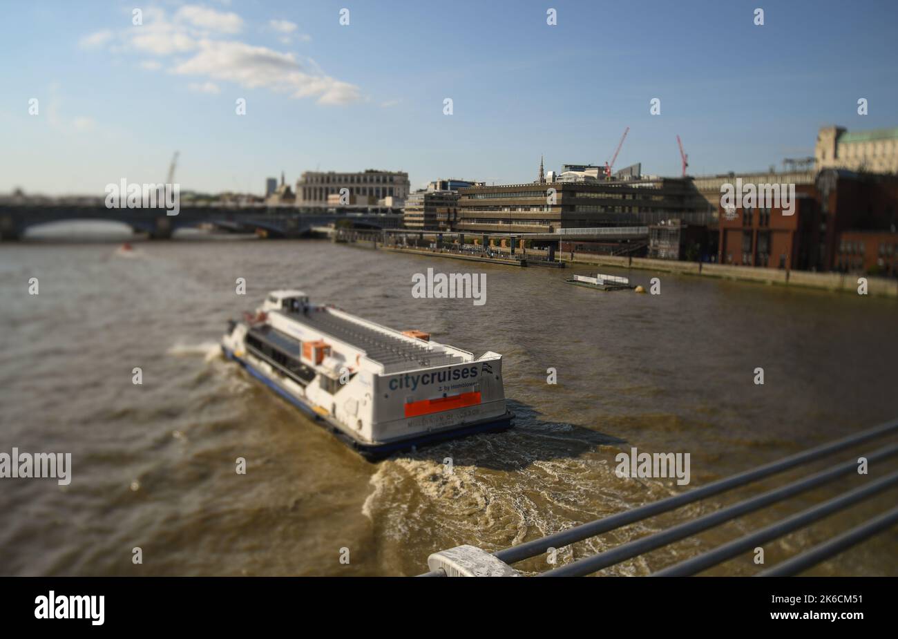 City Cruises barca che viaggia verso Blackfriars Bridge London UK scattata con effetto shift Lens alla luce della sera. Foto Stock