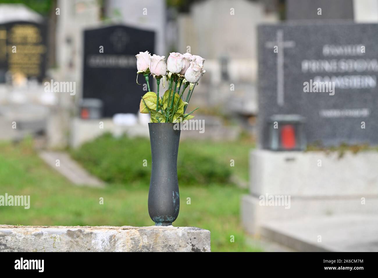 Vienna, Austria. Il cimitero centrale di Vienna. Vaso con fiori di plastica Foto Stock