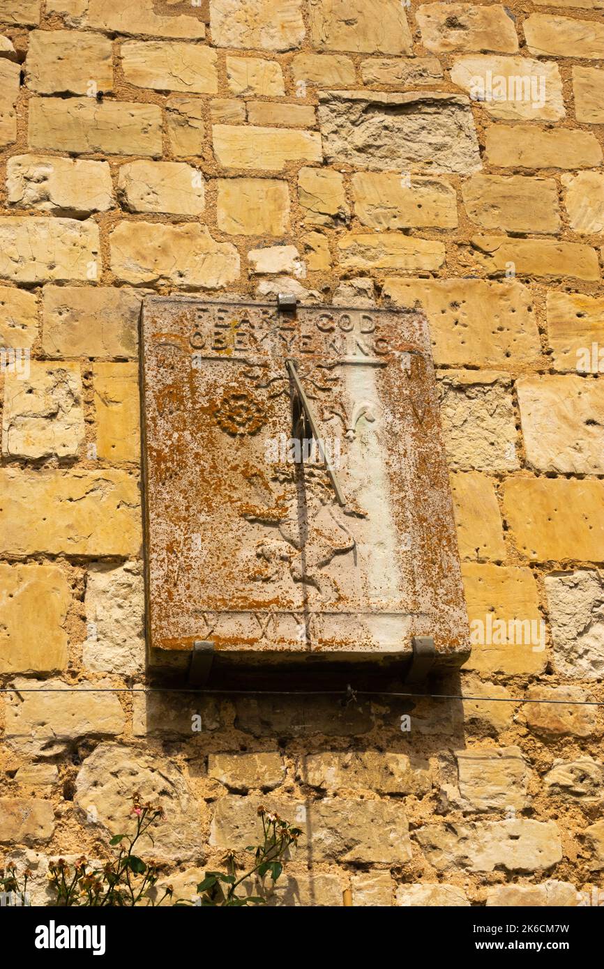 Sundial scolpito in pietra con Iscrizione 'feare Dio obbedire a te re'. Foto Stock