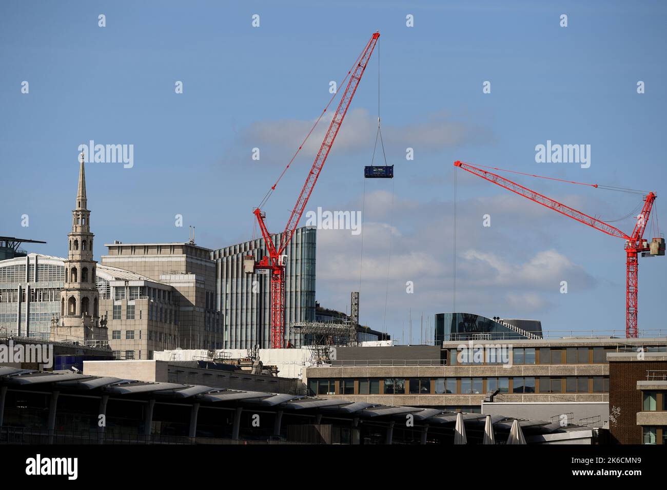 Gru operanti nella London Skyline che spostano il contenitore per il riciclaggio dei metalli EMR dal cantiere. Foto Stock