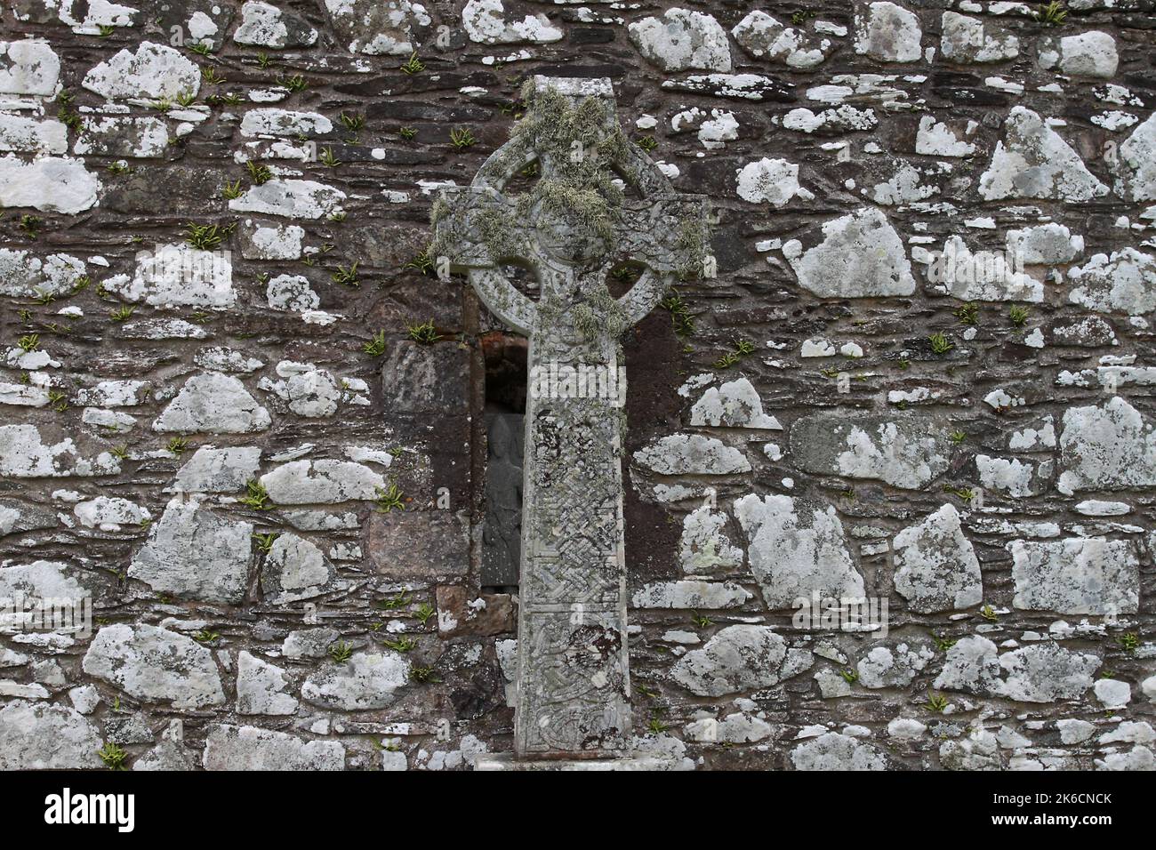 Croce Celtica medievale di fronte alla cappella di Kidalton, Kintour, Islay, Ebridi, Ebridi interne, Isole interne, Scozia, Regno Unito, Gran Bretagna Foto Stock