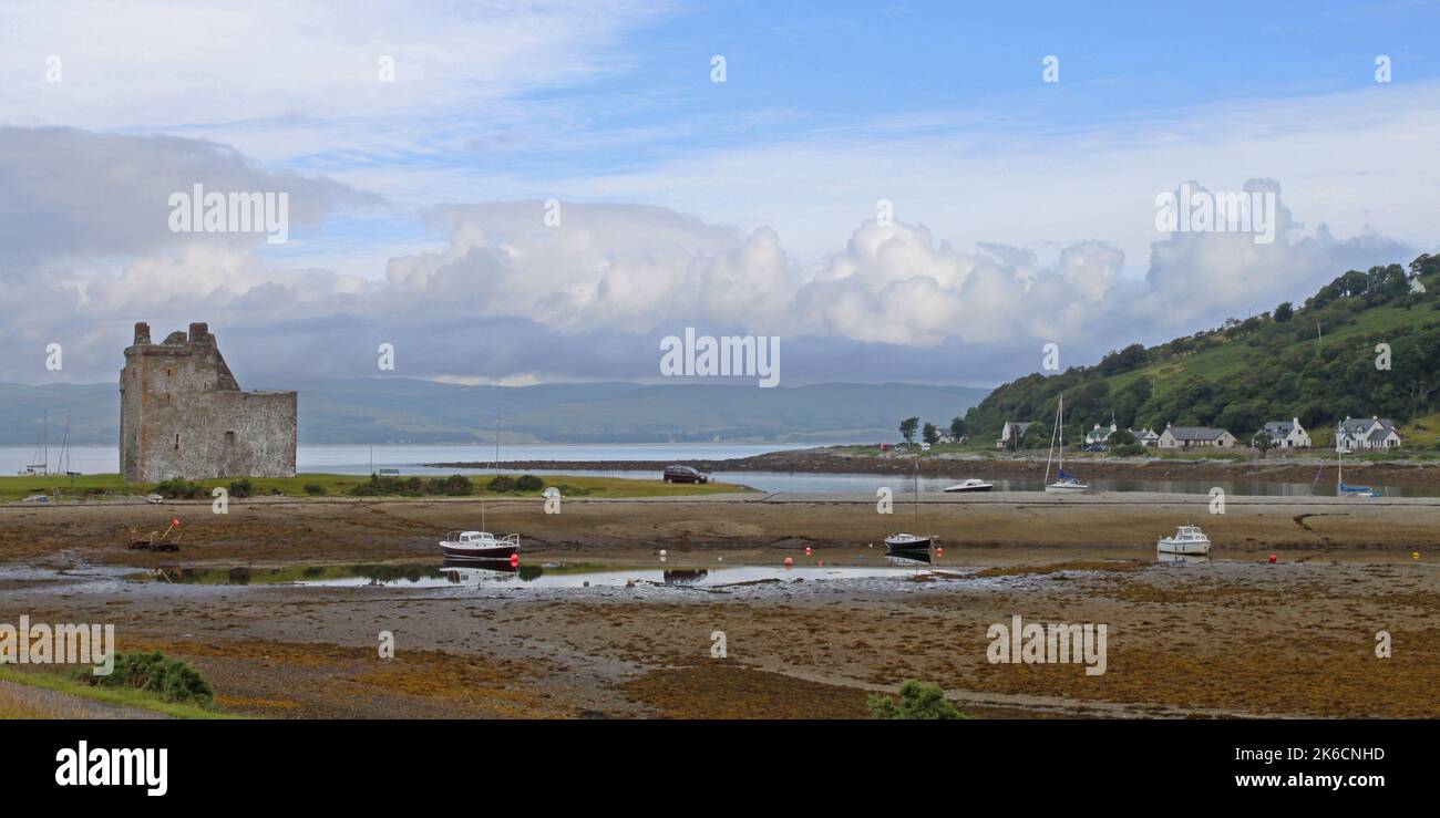 Baia di Lochranza e Castello di Lochranza a Low Tide, Arran, Isola di Arran, Bute, Buteshire, Scozia, Regno Unito, Gran Bretagna Foto Stock