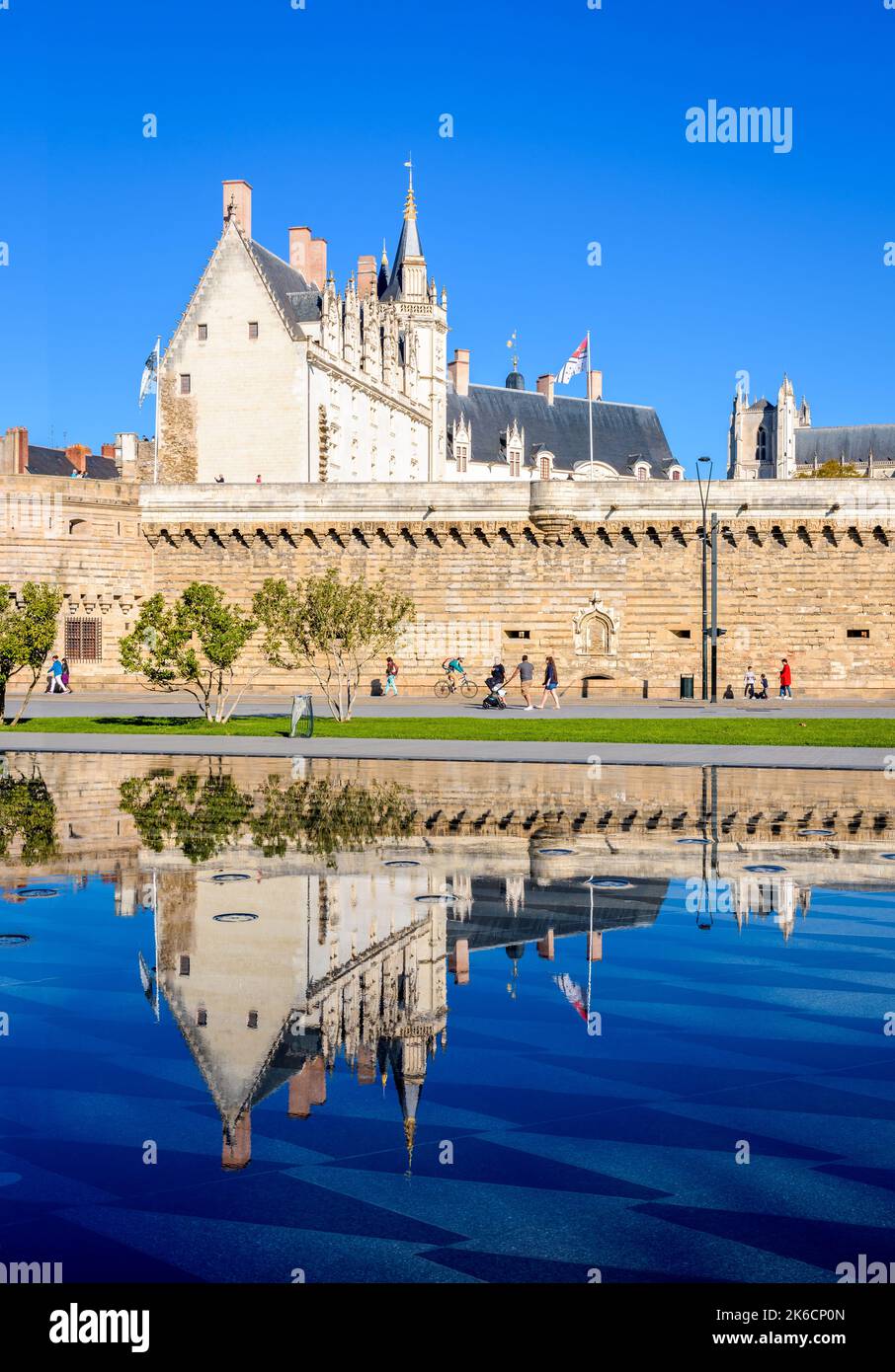 Il Château des ducs de Bretagne (Castello dei Duchi di Bretagna) riflettendo in una piscina di riflessione in una giornata di sole a Nantes, Francia. Foto Stock