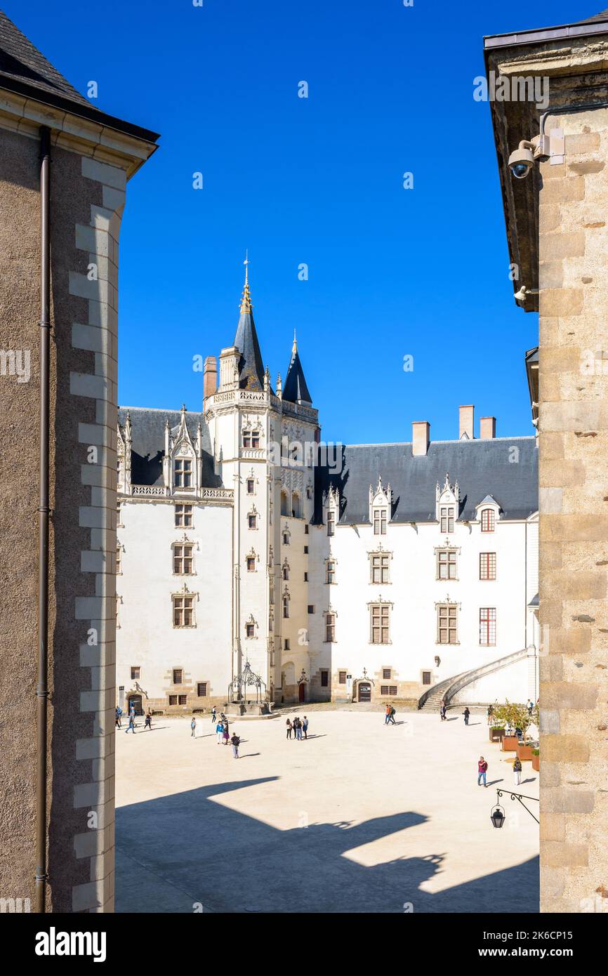 La torre della corona d'oro e il cortile nel Château des ducs de Bretagne (Castello dei Duchi di Bretagna) a Nantes, Francia. Foto Stock