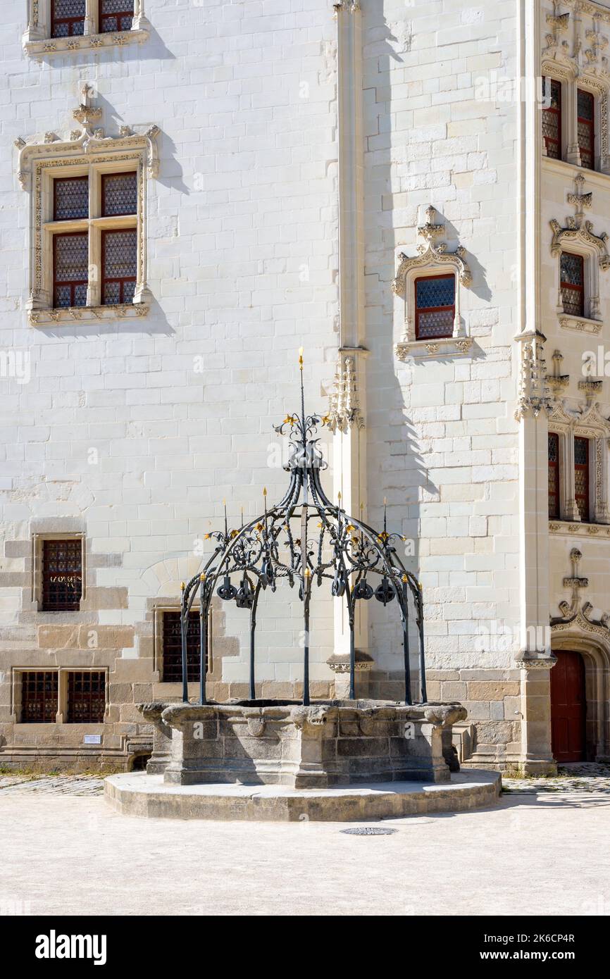 Il pozzo nel Château des Ducs de Bretagne (Castello dei Duchi di Bretagna) a Nantes, Francia. Foto Stock