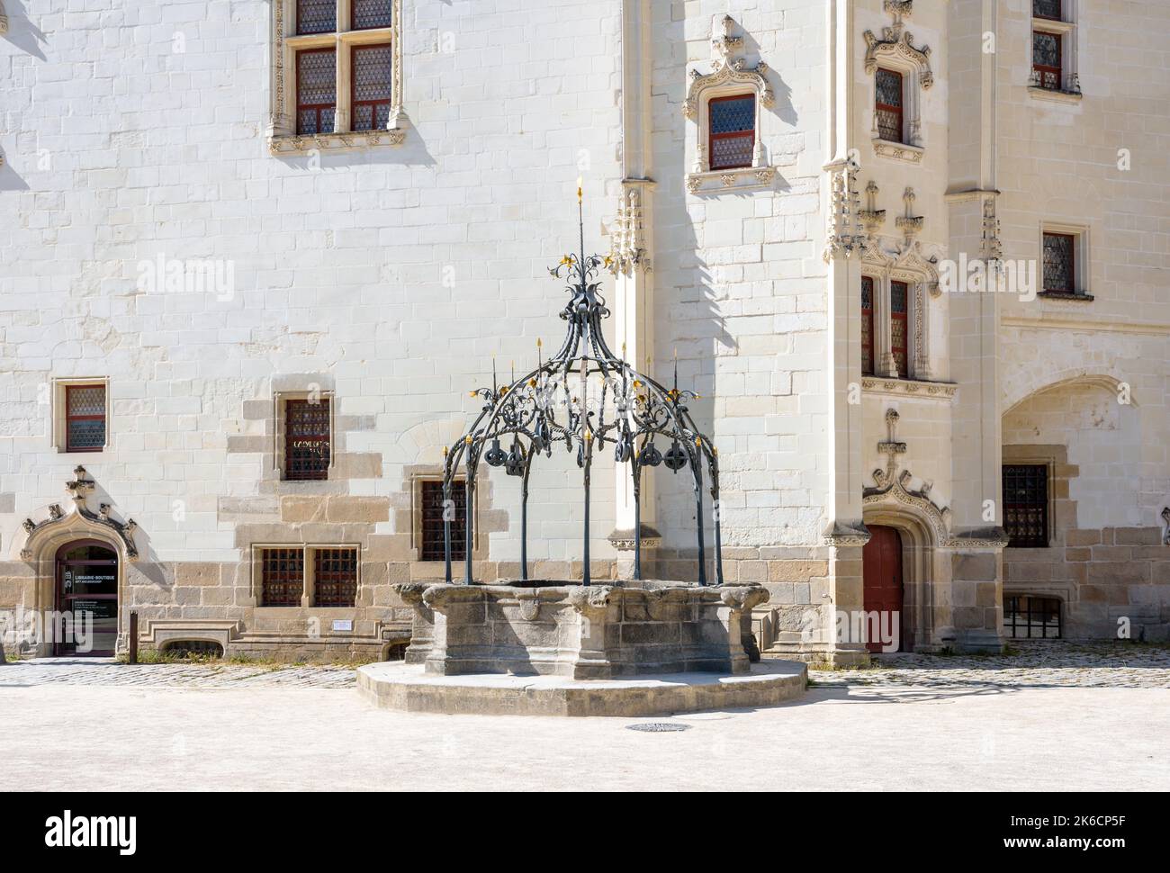 Il pozzo nel Château des Ducs de Bretagne (Castello dei Duchi di Bretagna) a Nantes, Francia. Foto Stock