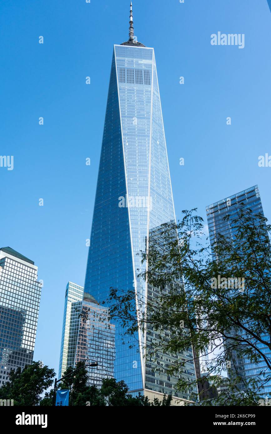 Grattacieli del centro finanziario di New York contro il cielo blu Foto Stock