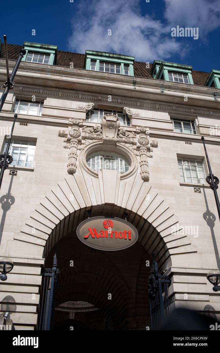 Marriott Hotel situato alla fine del Westminster Bridge GV, segno e arco Londra UK. Foto Stock