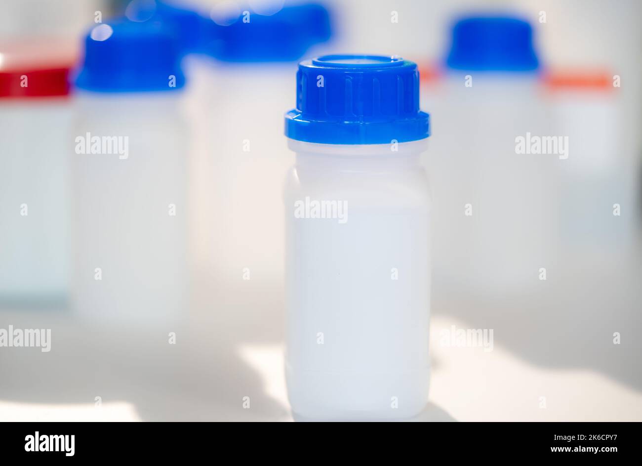 Contenitore in plastica per la conservazione di prodotti chimici e additivi alimentari Foto Stock