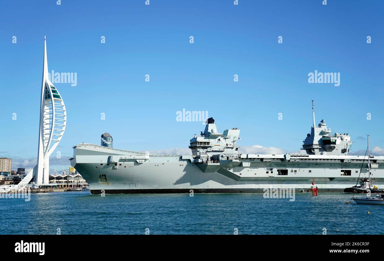 La portaerei Royal Navy HMS Queen Elizabeth arriva nel porto di