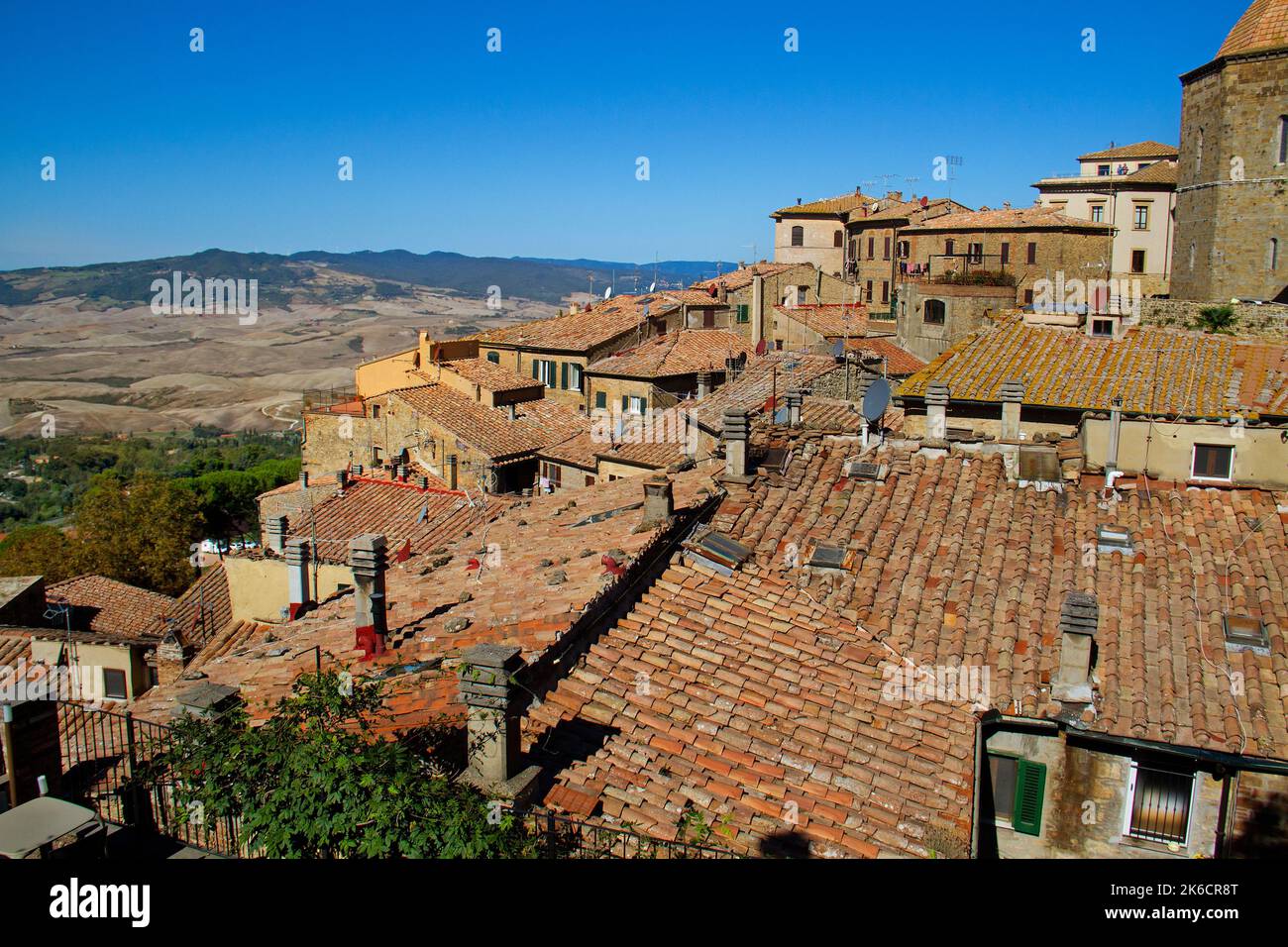 Vista sui tetti di Volterra, una bellissima cittadina in Toscana. Foto Stock