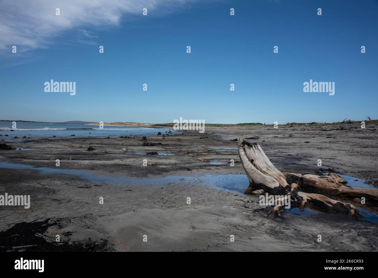 Una tempesta ha spazzato via quasi tutta la sabbia su una spiaggia in co. Mayo, Irlanda. Dove la sabbia è stata lavata via, ora rimane solo la torba nera. Foto Stock