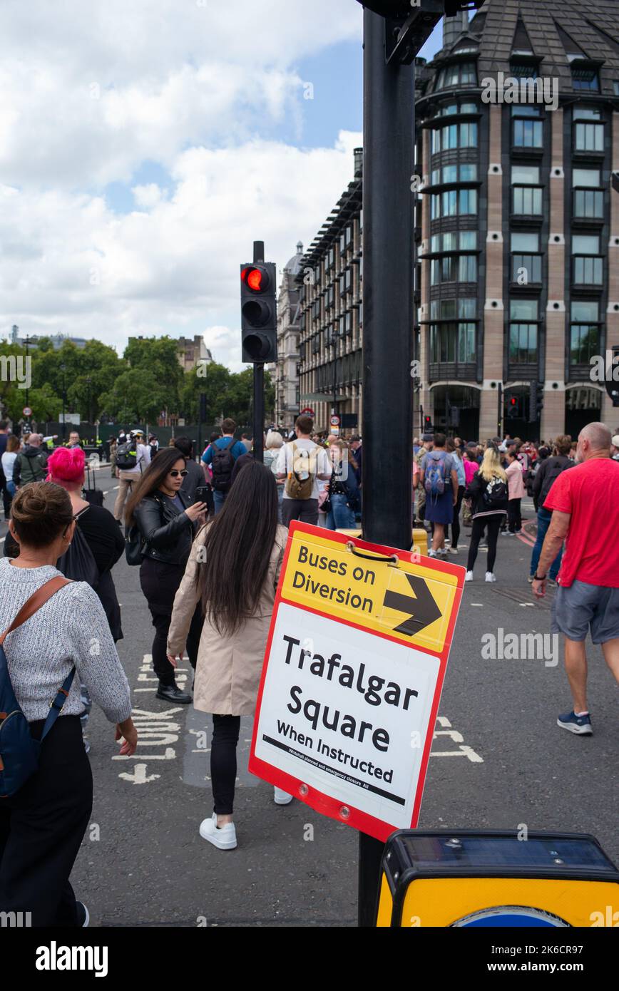 Le folle si radunano all'uscita di Westminster Bridge mentre le strade sono chiuse per consentire al movimento della caffetteria Queens di lisciviarsi nello stato al Westminster Hall London UK. Foto Stock